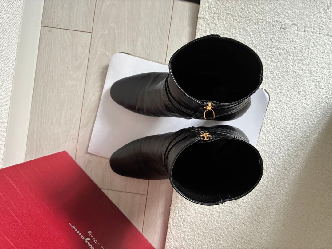 極美品 Ferragamo ブラックレザー　ミドルブーツ　箱付き　24cm