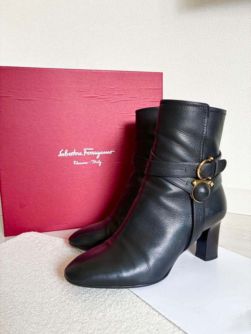 極美品 Ferragamo ブラックレザー　ミドルブーツ　箱付き　24cm