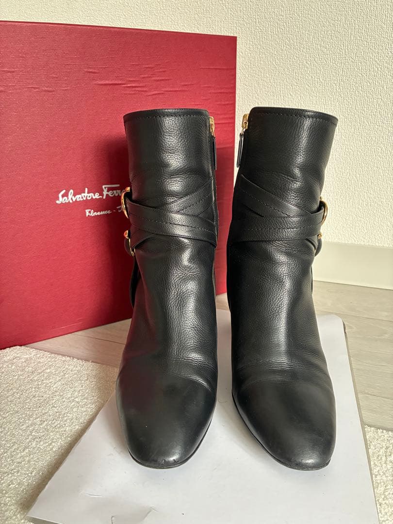 極美品 Ferragamo ブラックレザー　ミドルブーツ　箱付き　24cm