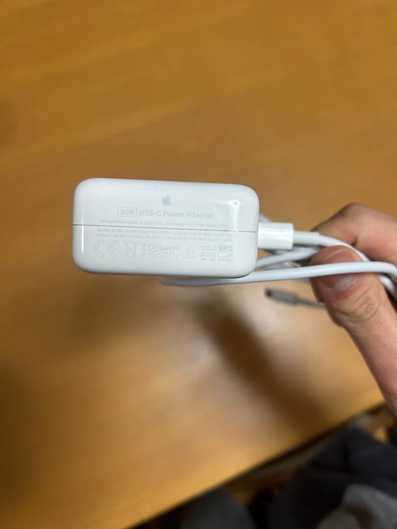 Apple MacBook Air M1 2020(13インチ)、箱と充電器付き