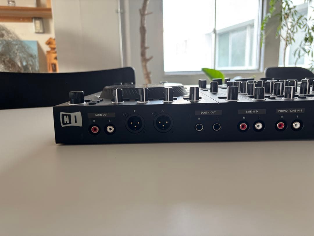 TRAKTOR KONTROL S4 MK3コントローラー