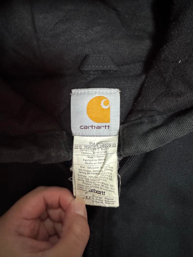 Carhartt フード付き ブラックジャンパー HR Construction