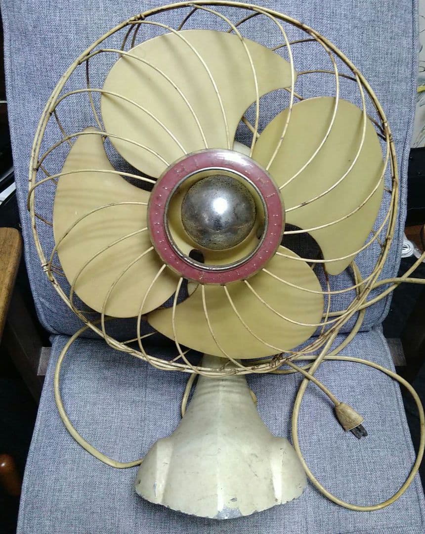 HITACHI♪ヒタチ、レトロなアヒル型？扇風機です(⌒▽⌒)