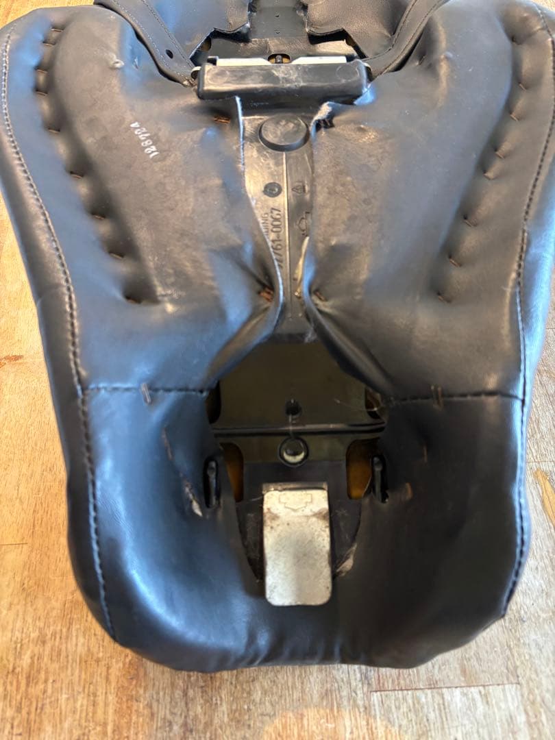 ハーレー　スポーツスター　XL883R 純正　シート