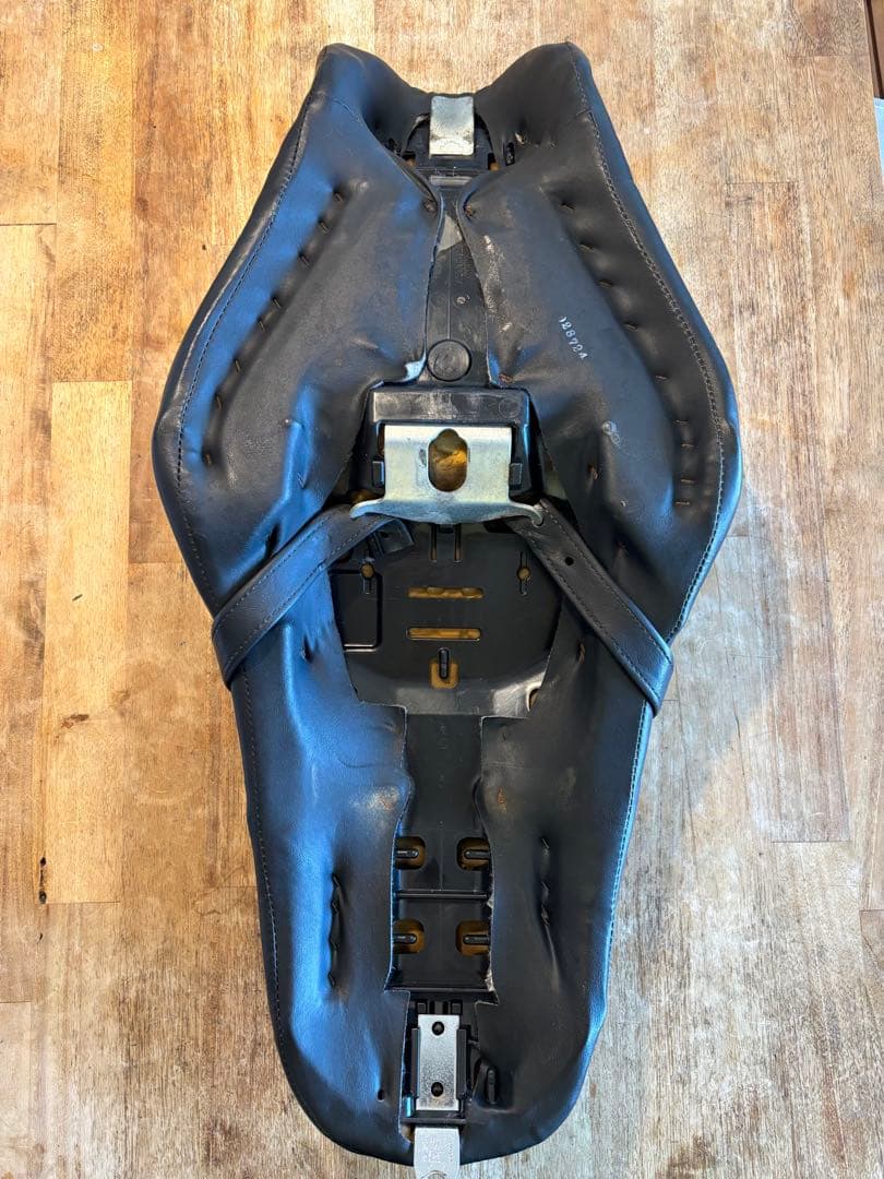 ハーレー　スポーツスター　XL883R 純正　シート