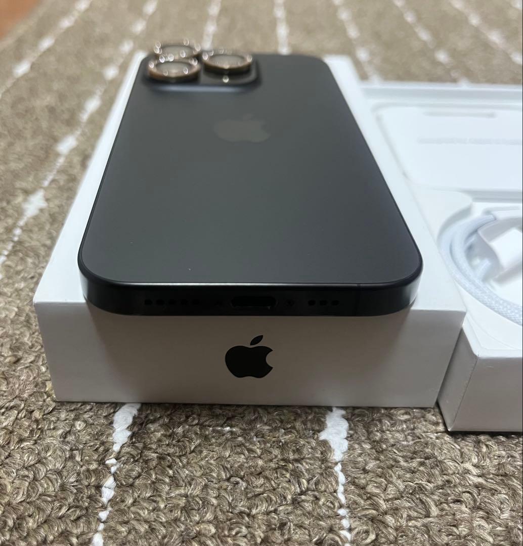 iPhone 15 Pro 128GB MOFT SNAP CASEケース付き。