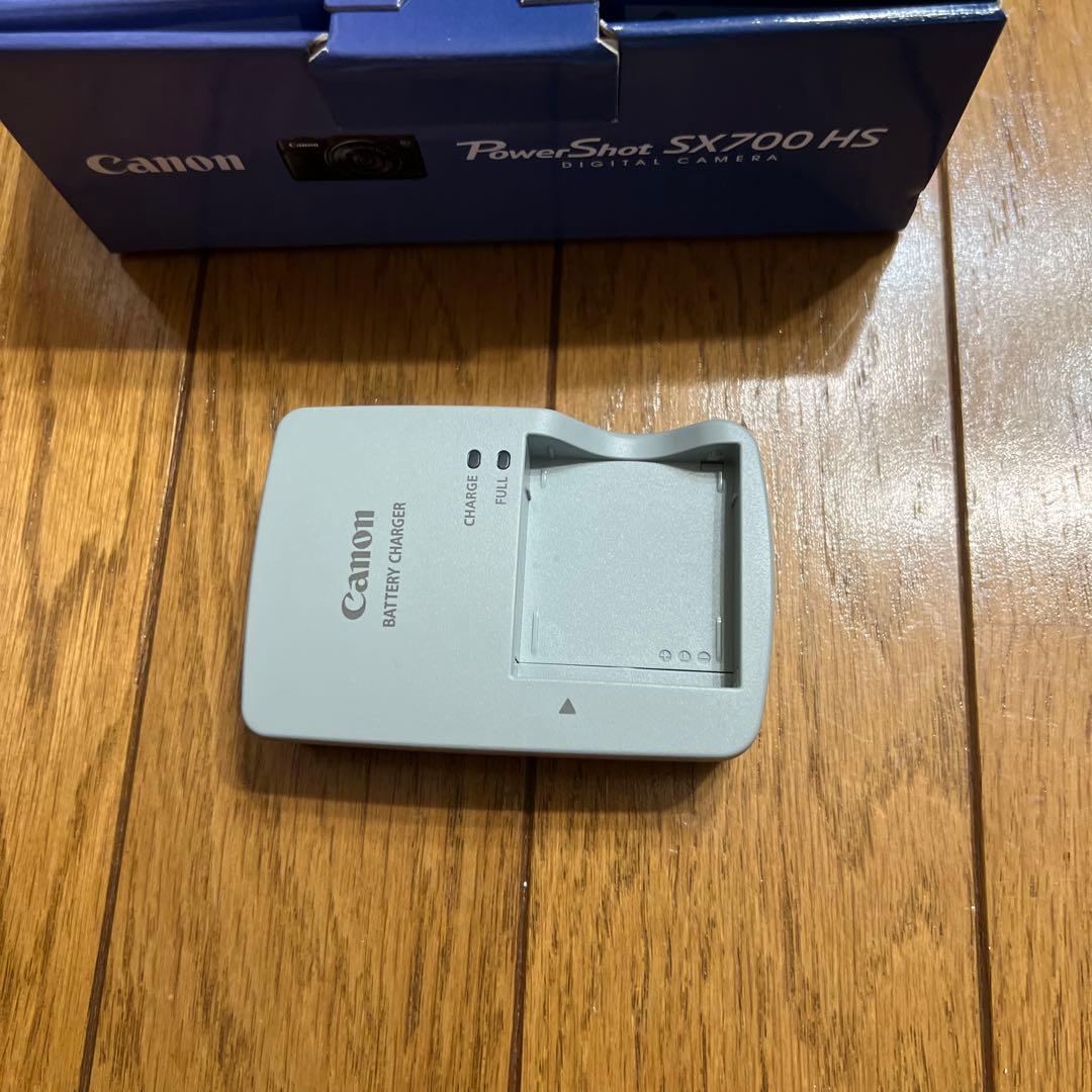 Canon PowerShot SX700 HS 本体と充電器