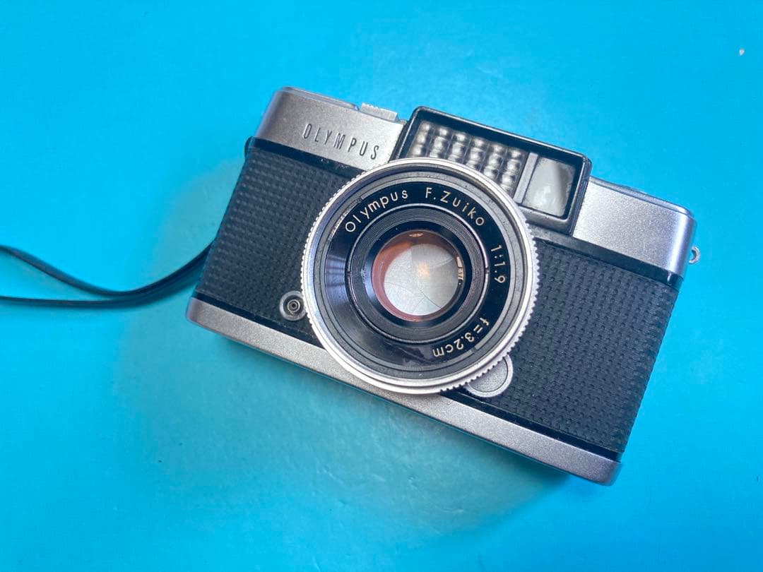 かわいいハーフサイズフィルムカメラ　OLYMPUS PEN D