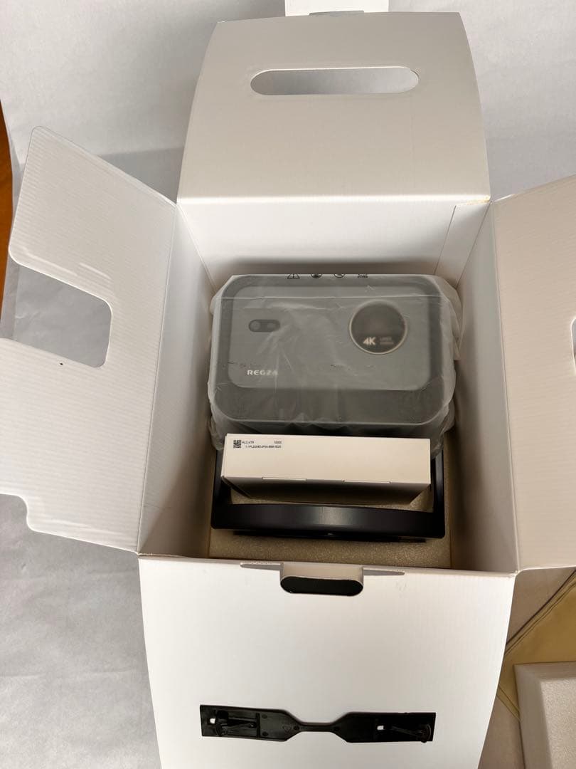 TVS REGZA 4Kレーザープロジェクター RLC-V7R