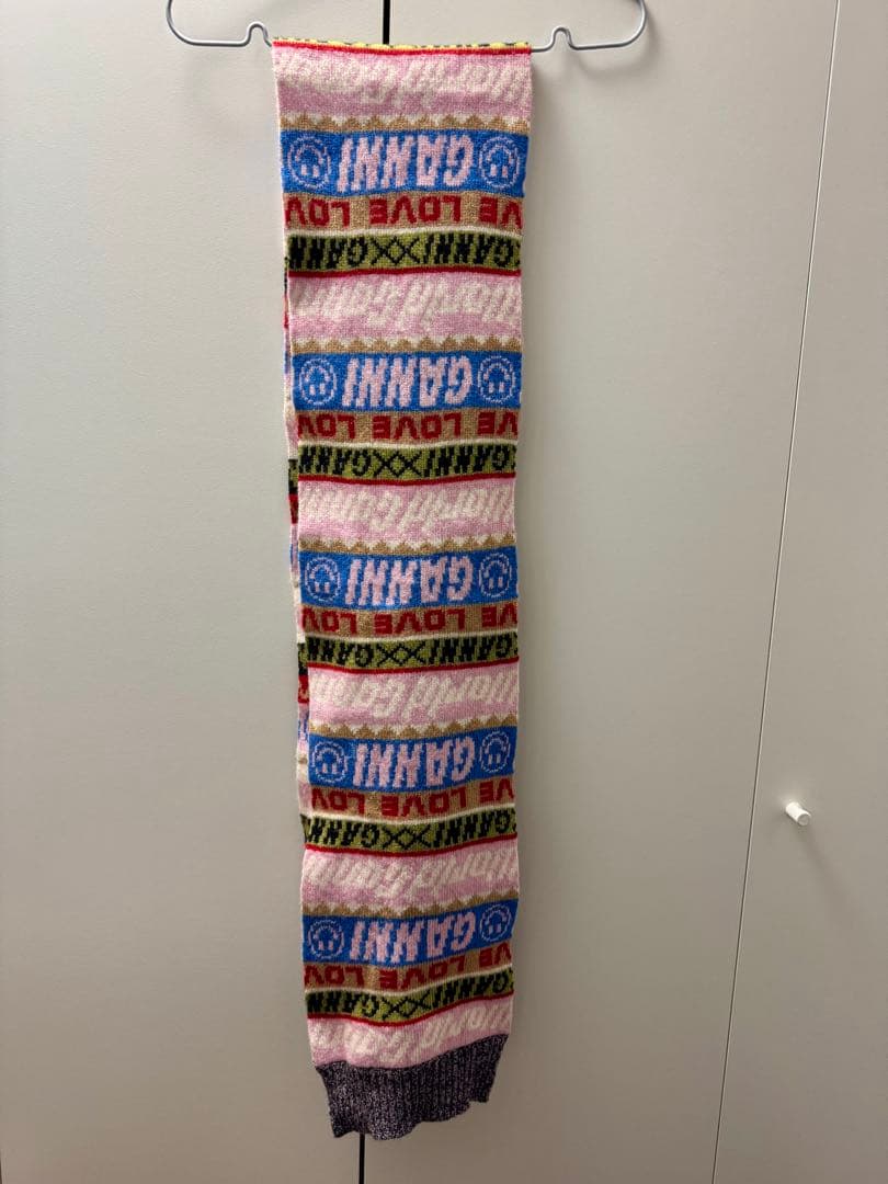 GANNI ロゴ入りマフラー マルチカラー