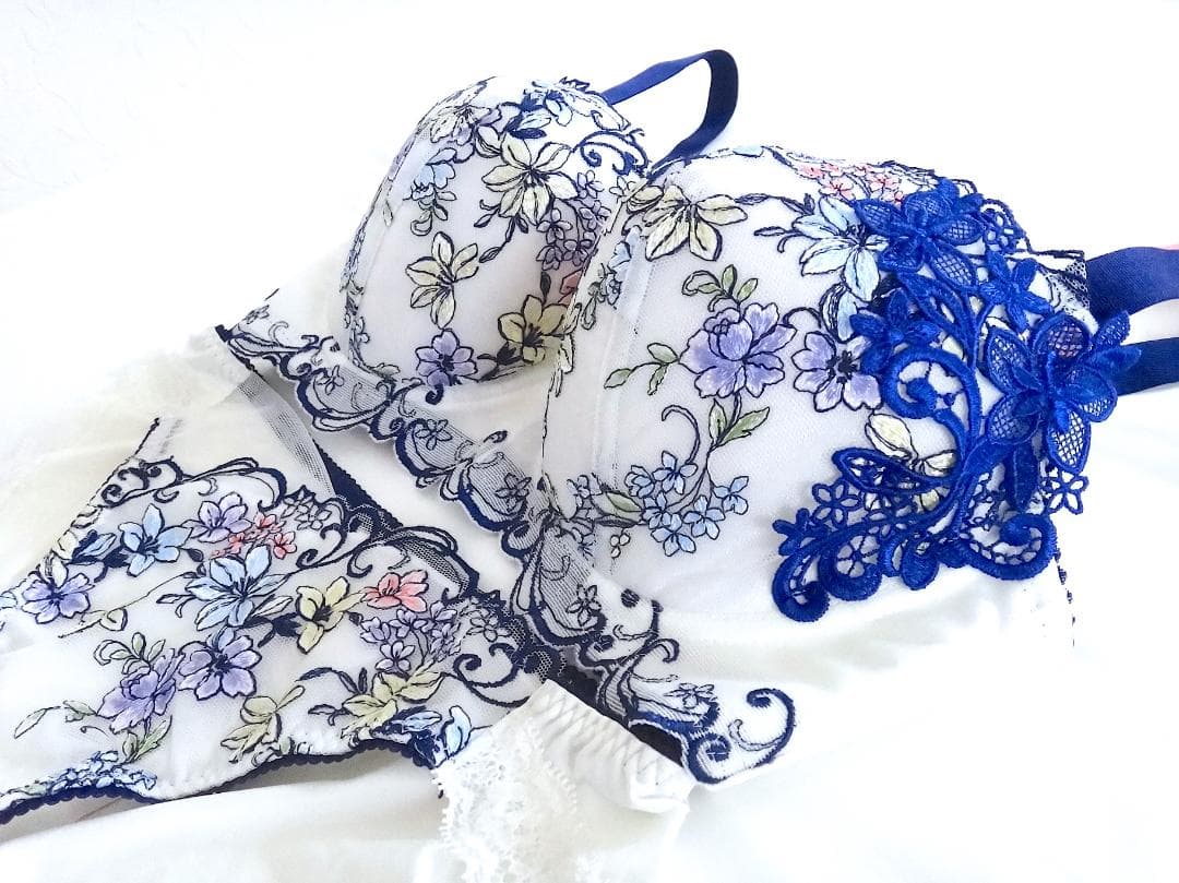 ワコール ルジェ ブラジャーF65 &ショーツM　白紺花柄