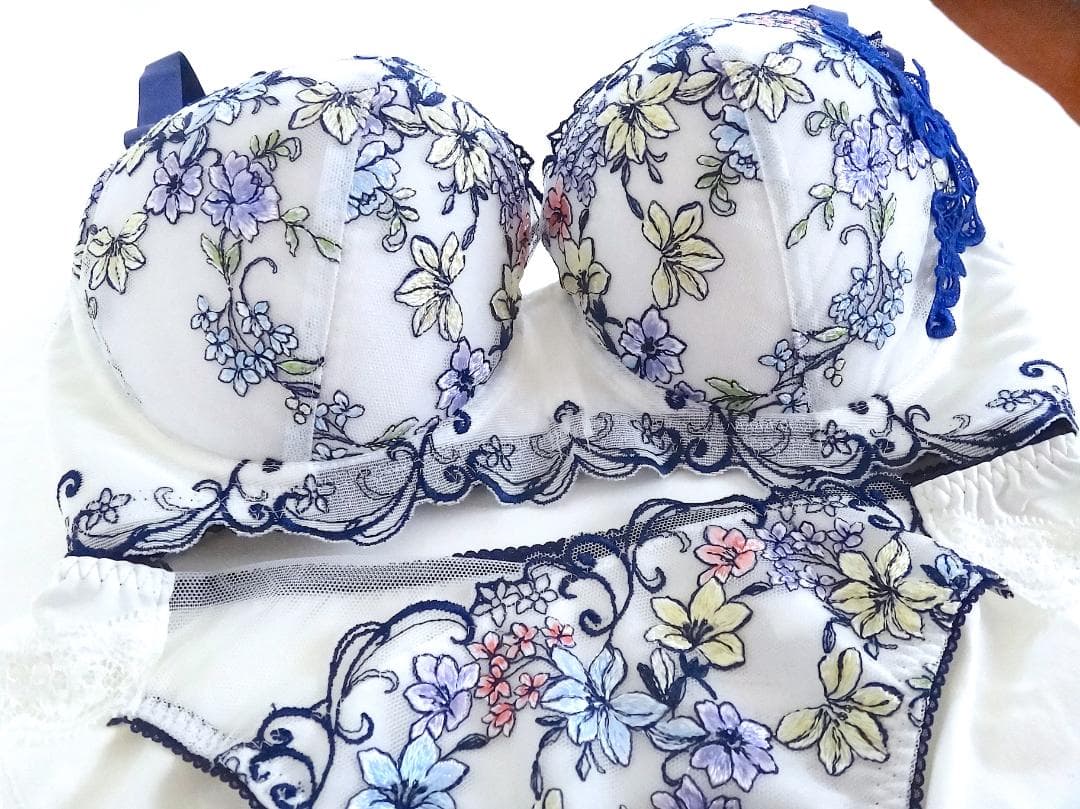 ワコール ルジェ ブラジャーF65 &ショーツM　白紺花柄