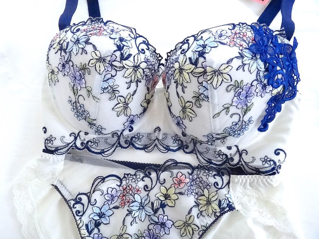 ワコール ルジェ ブラジャーF65 &ショーツM　白紺花柄