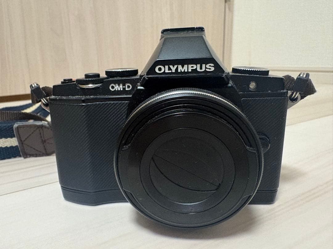 OLYMPUS OM-D EM1ミラーレス一眼カメラ（レンズ2本バッテリー2つ）