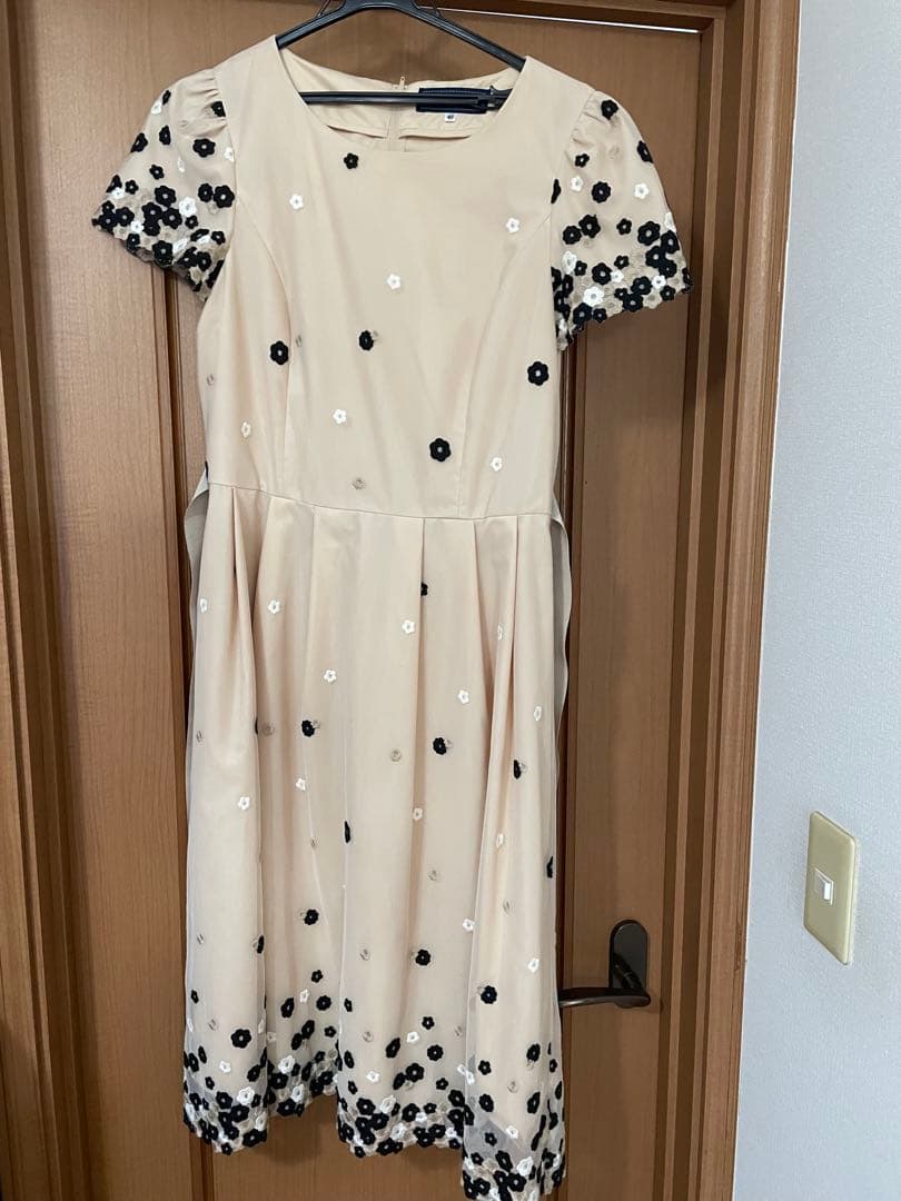 お値下げしました。ベージュ 半袖 ひざ丈ワンピース 40