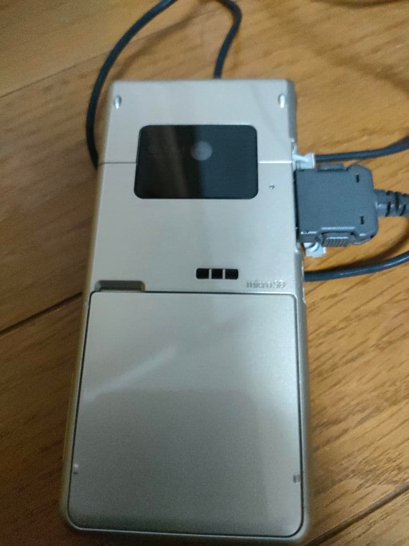 docomo P-01E シャインゴールド 本体　充電ケーブルつき