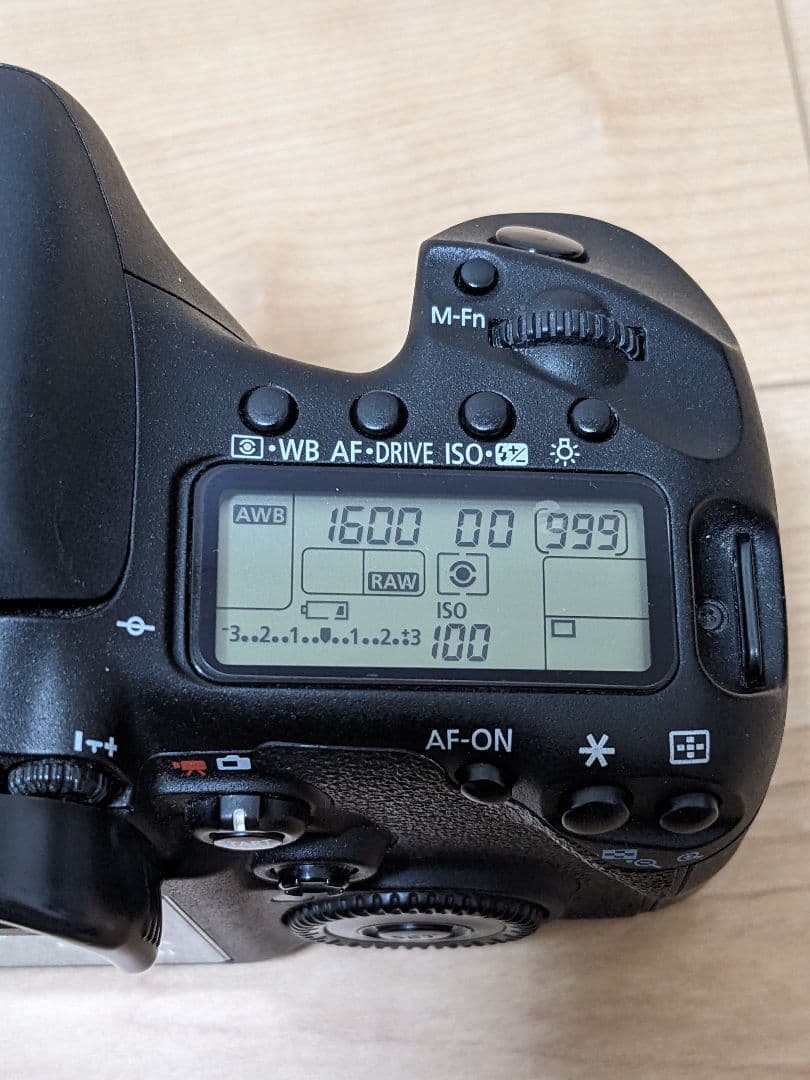 Canon EOS 7D ボディ　バッテリー3個・充電器・CF付き