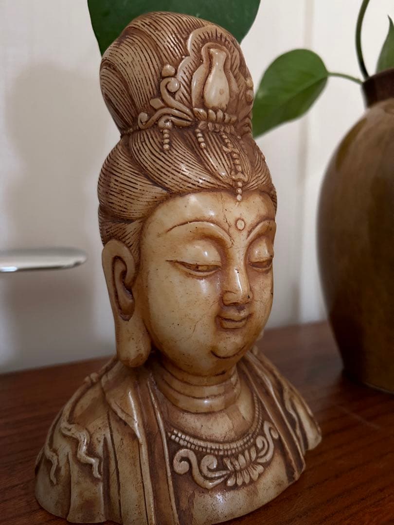 観音菩薩　玉石彫刻　置物　縁起　お守り 箱付き