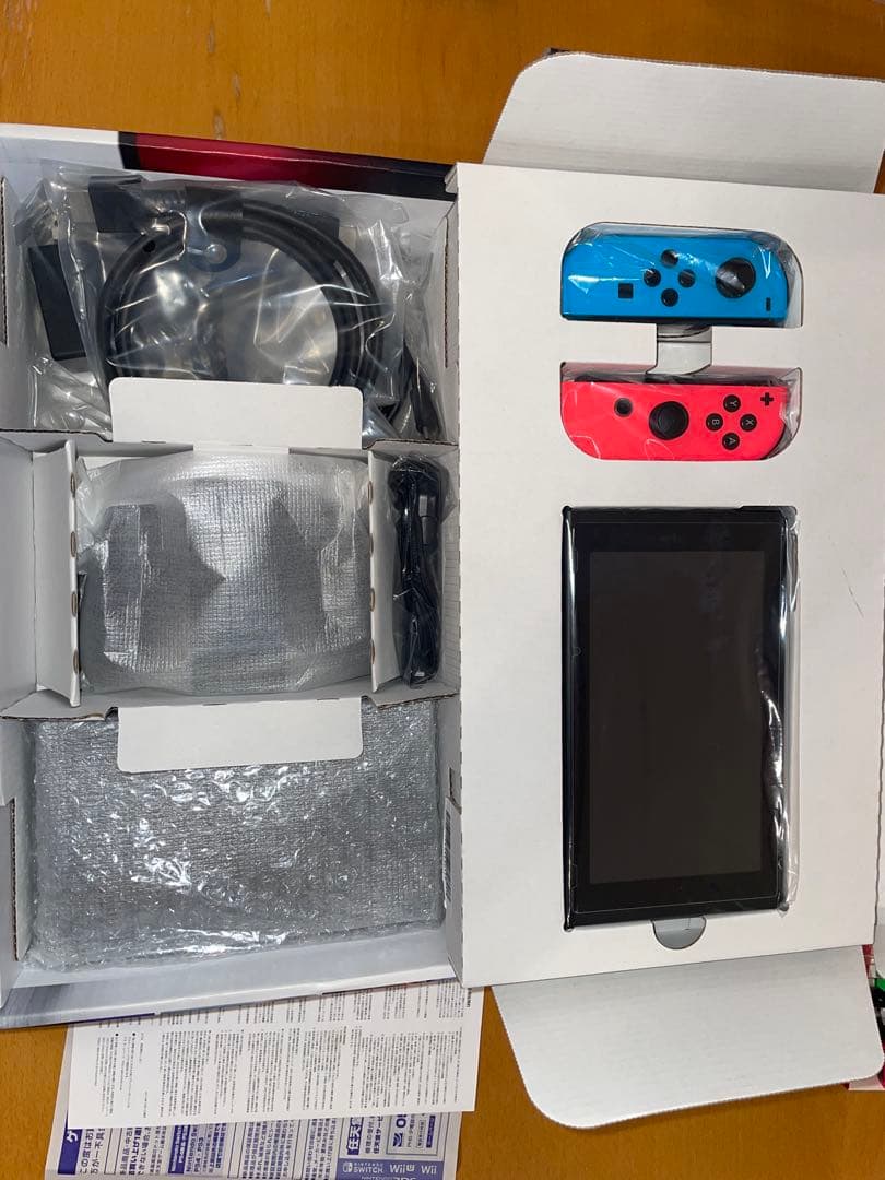 任天堂　Switch　本体　カセット10個　コントローラー　カバー付き