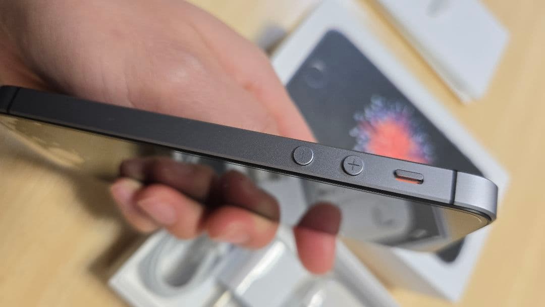 iPhone SE　32GB　スペースグレー