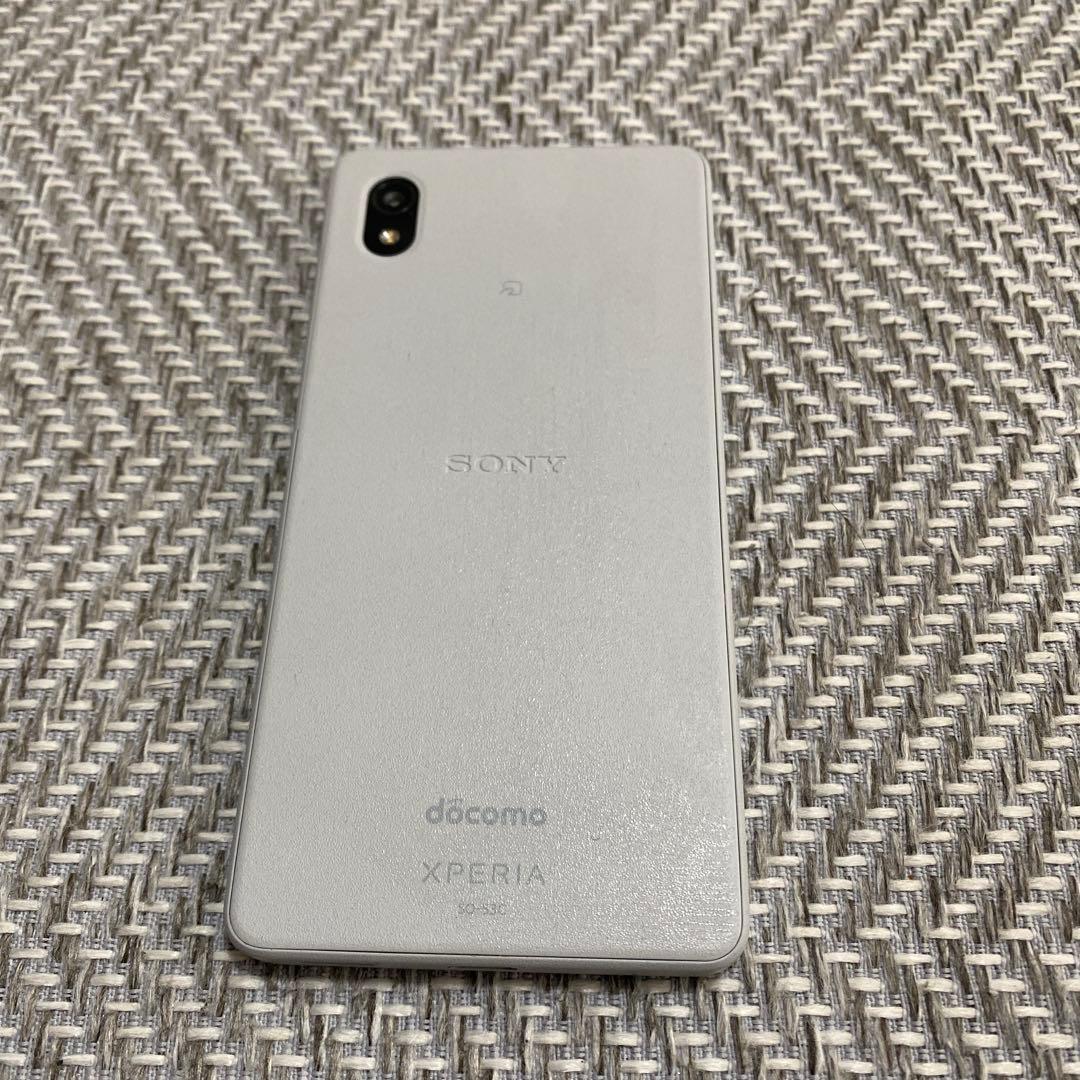 SO-53C Sony Xperia docomo シルバー（ケース・箱付き）
