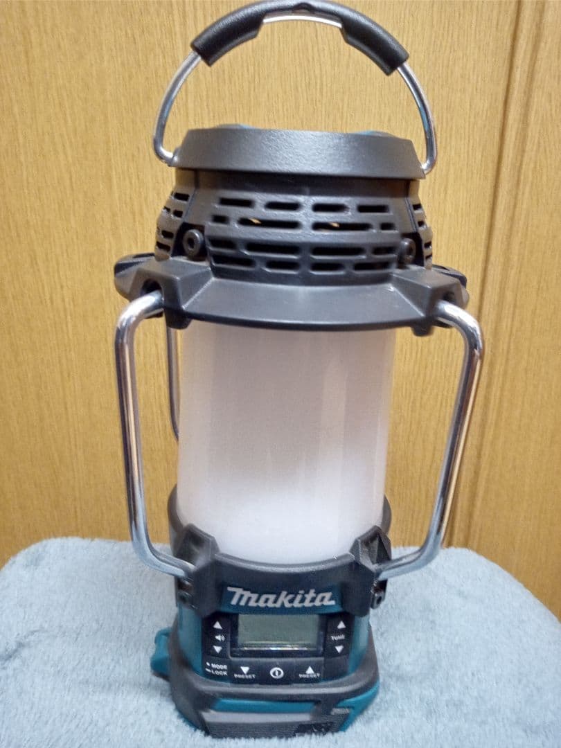 中古 ほぼ未使用 箱無しMakita マキタ MR054 充電式付ラジオランタン