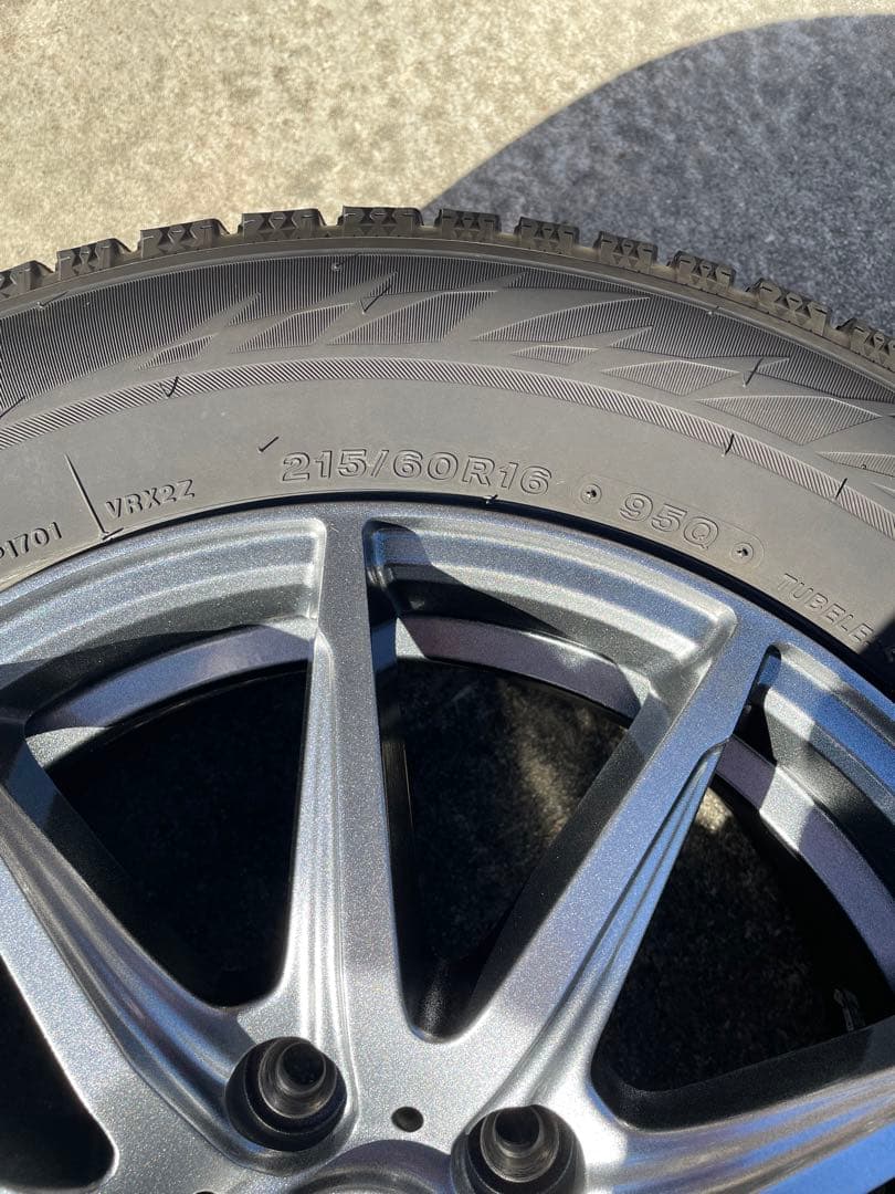 ※注意事項あり　スタッドレスタイヤ215/60R16 ブリヂストン2024年製