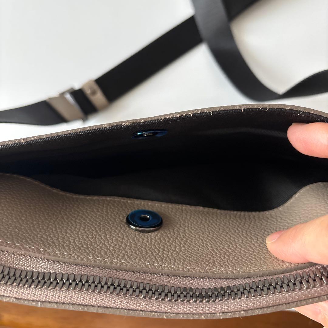 ブラックレーベルクレストブリッジ　エンボスシュリンクレザーサコッシュ