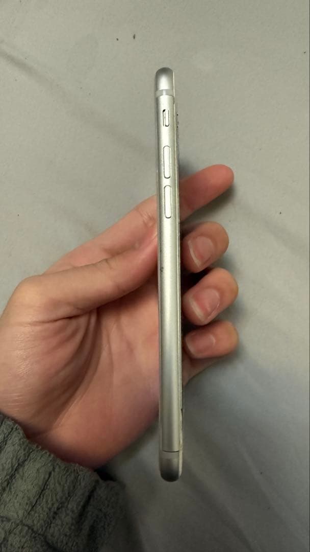 Apple iPhone 8 シルバー 画面ひびあり