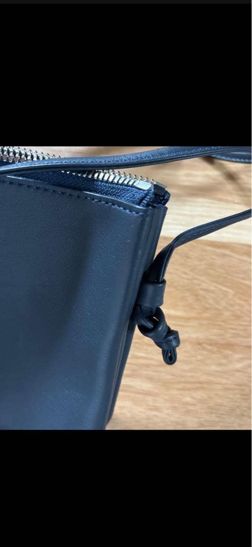ワイルドスワンズ　 ネイビーのレザーショルダーバッグ