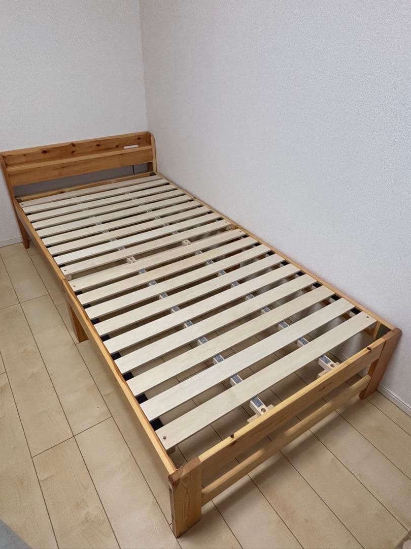 【送料込】パイン材 すのこベッドフレーム シングルサイズ　USBコンセント付き