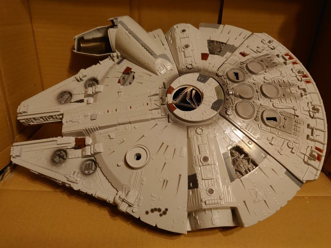 ハズブロ スターウォーズ トリロジー ミレニアム・ファルコン フィギュア付き！！