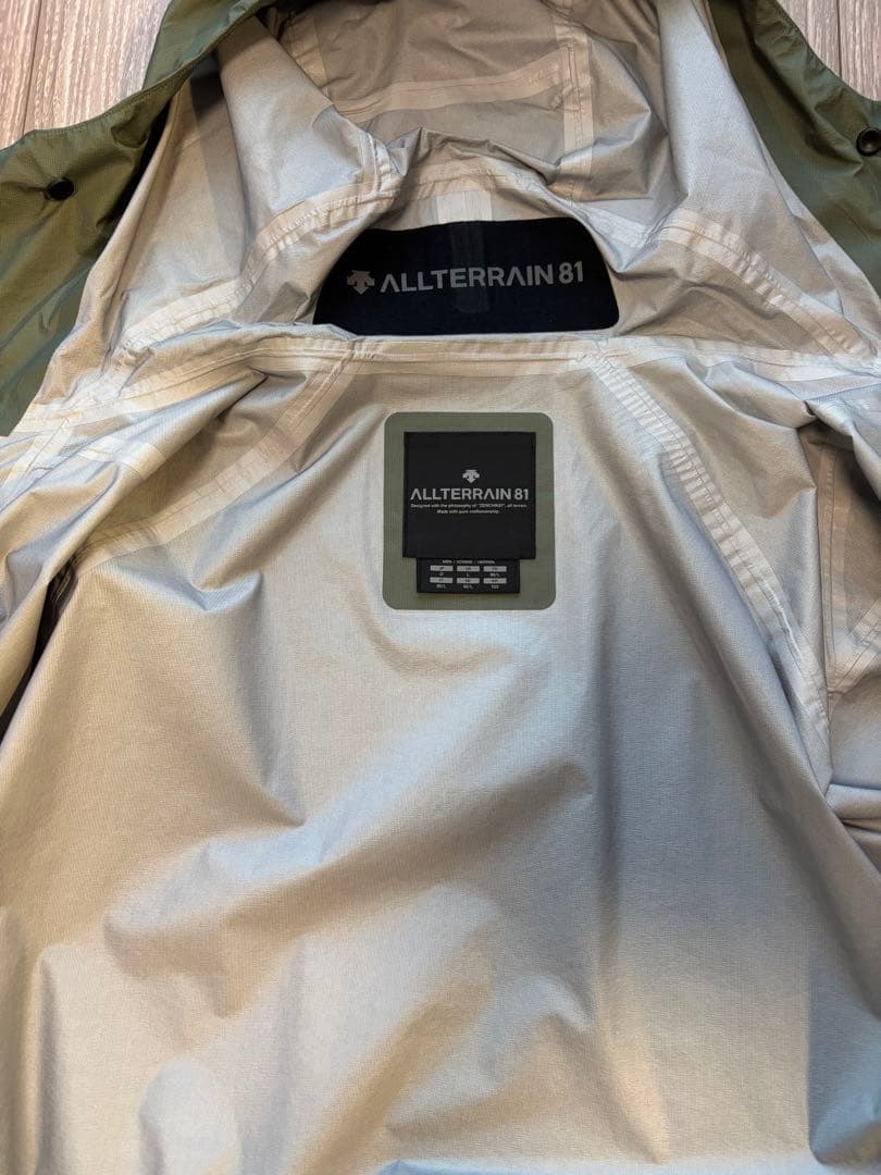 DESCENTE ALLTERRAIN 超軽量防水ジャケット