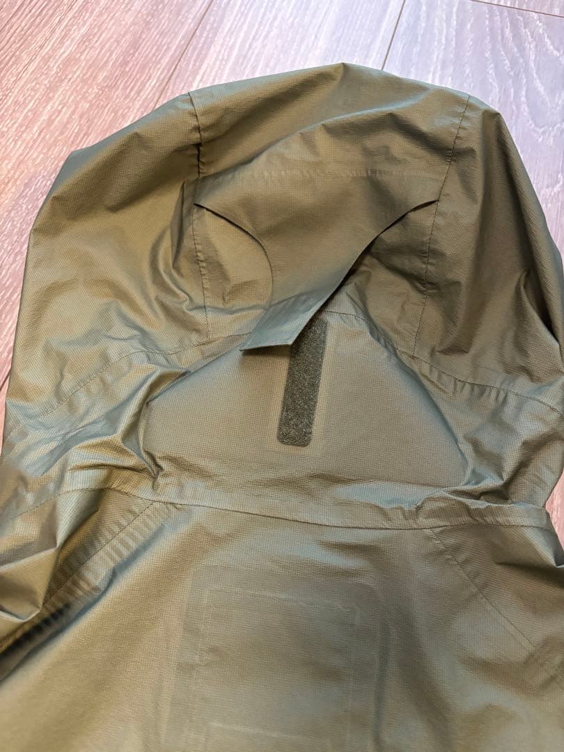 DESCENTE ALLTERRAIN 超軽量防水ジャケット