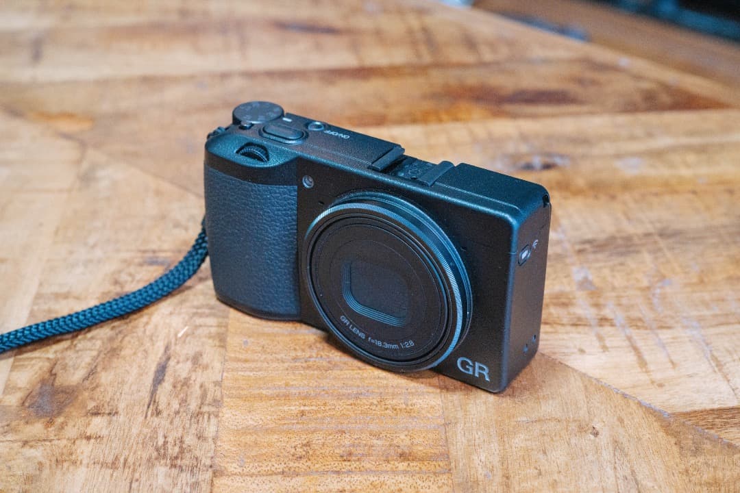 【撮影1714回】RICOH GR III 予備バッテリー＆充電器・ケース付