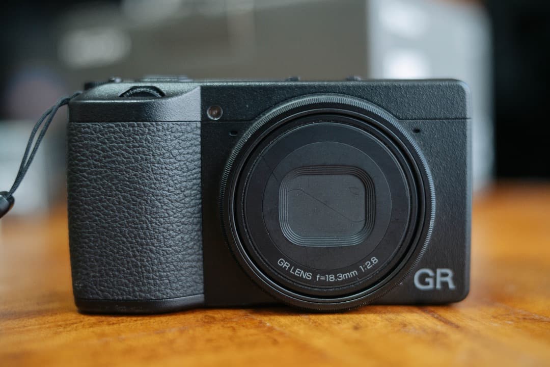 【撮影1714回】RICOH GR III 予備バッテリー＆充電器・ケース付
