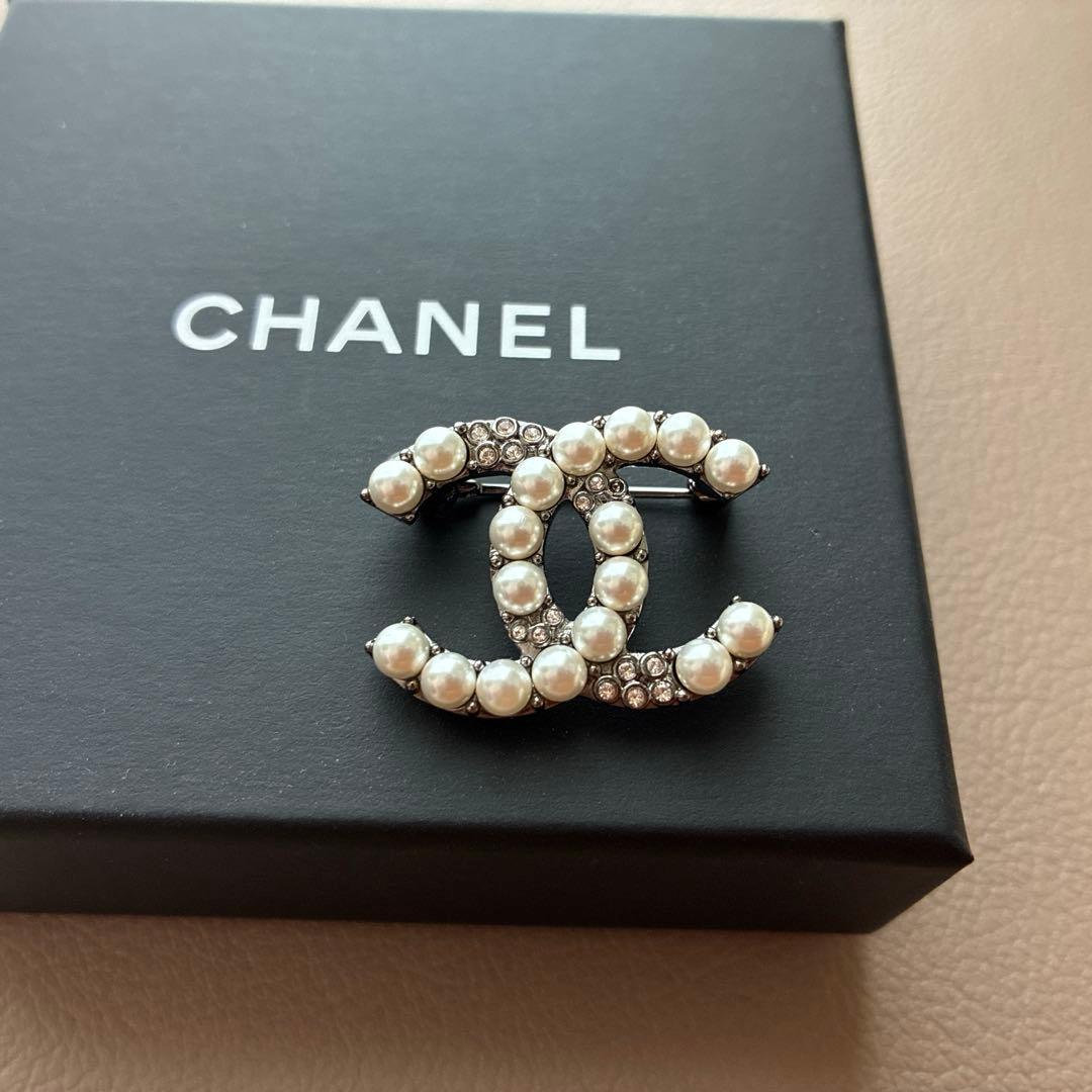 シャネル CHANEL ブローチ ココマーク シルバーｘホワイト B21A