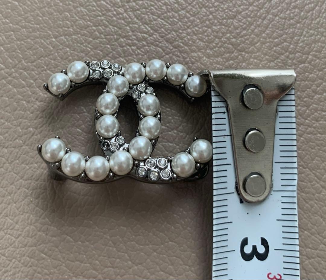 シャネル CHANEL ブローチ ココマーク シルバーｘホワイト B21A