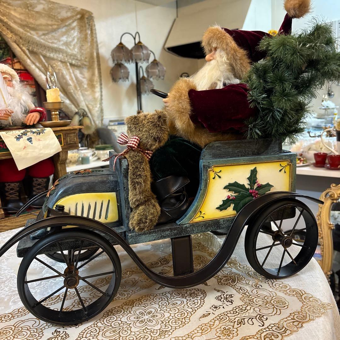自動車に乗ったサンタさん