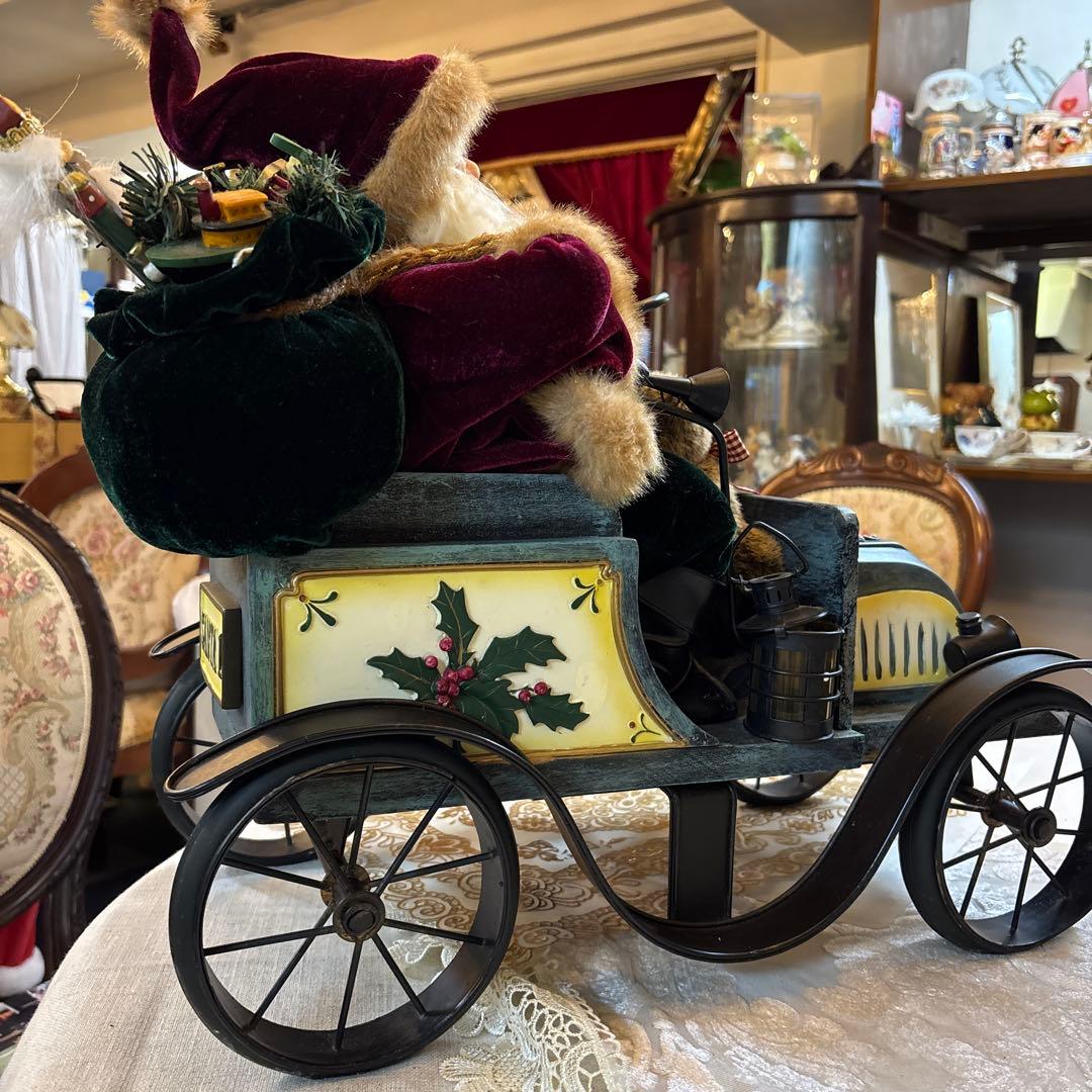 自動車に乗ったサンタさん