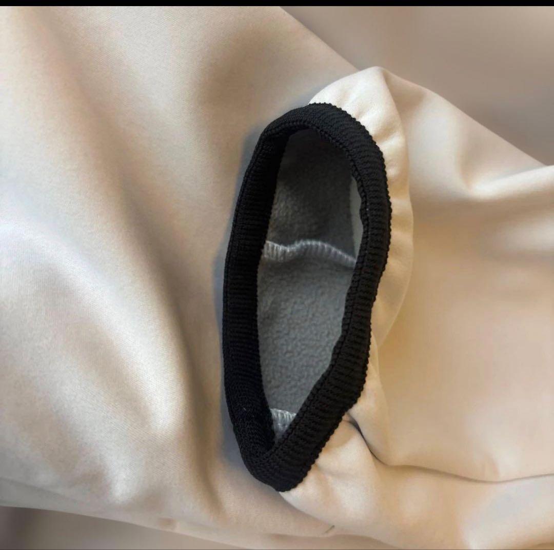 MizunoPro ホワイトフード付きジャケットとブラックトレーニングパンツ