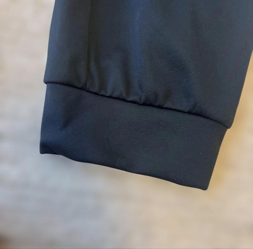 MizunoPro ホワイトフード付きジャケットとブラックトレーニングパンツ