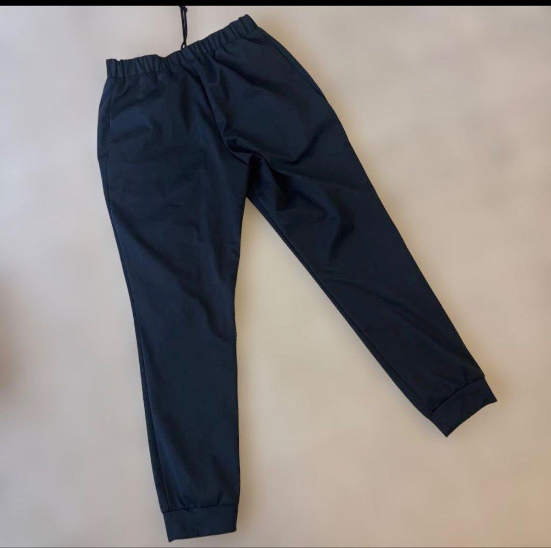 MizunoPro ホワイトフード付きジャケットとブラックトレーニングパンツ