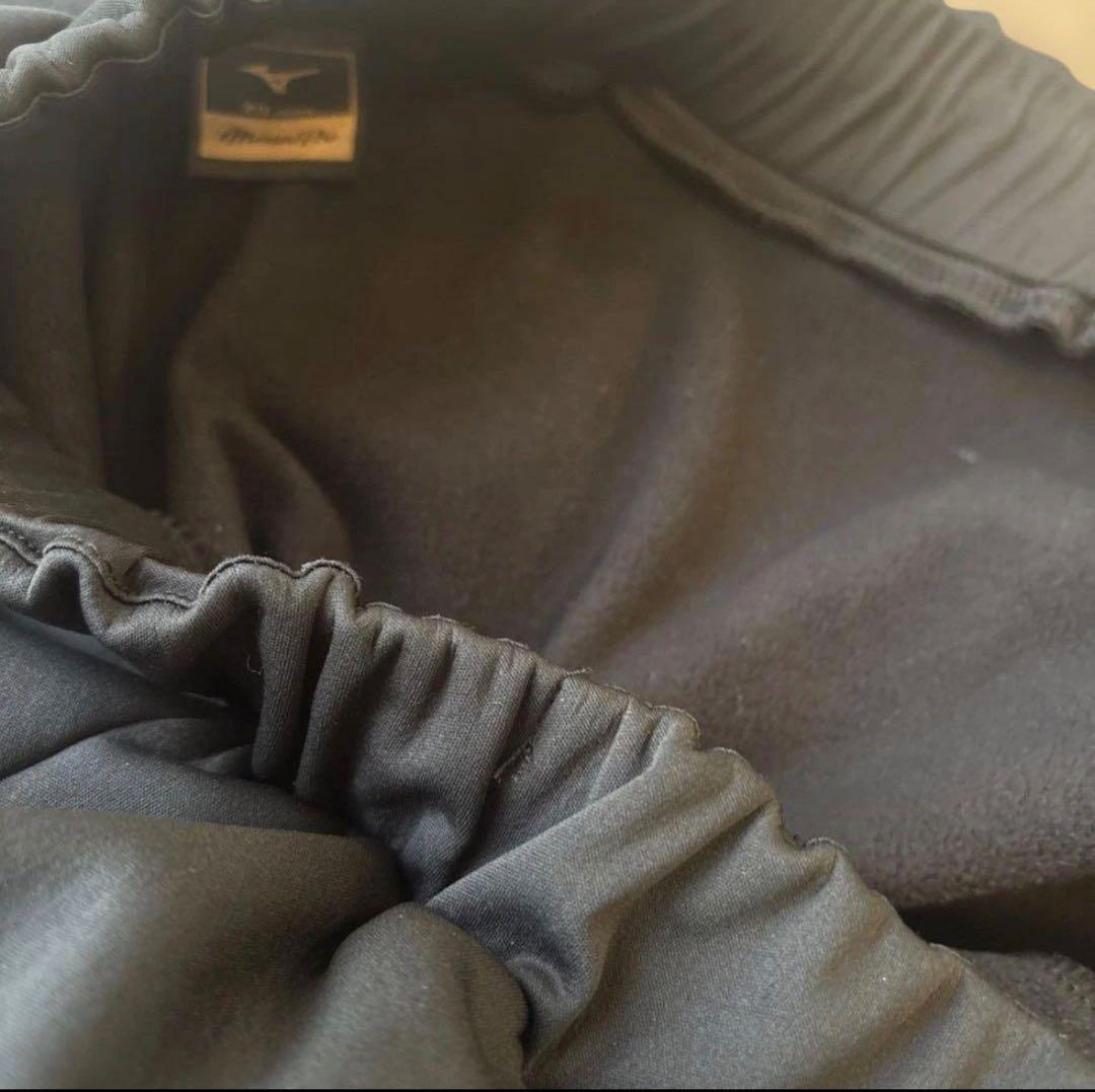 MizunoPro ホワイトフード付きジャケットとブラックトレーニングパンツ