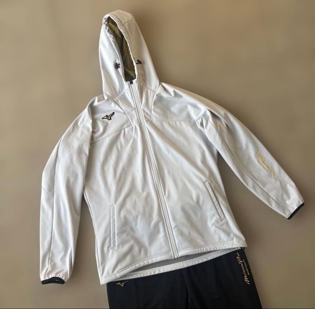 MizunoPro ホワイトフード付きジャケットとブラックトレーニングパンツ