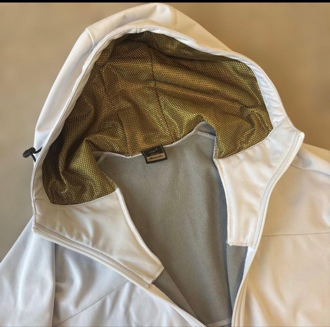 MizunoPro ホワイトフード付きジャケットとブラックトレーニングパンツ