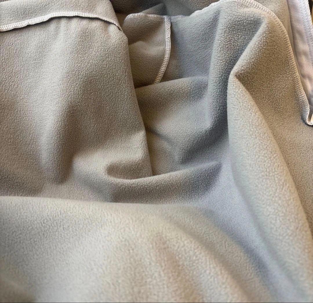 MizunoPro ホワイトフード付きジャケットとブラックトレーニングパンツ