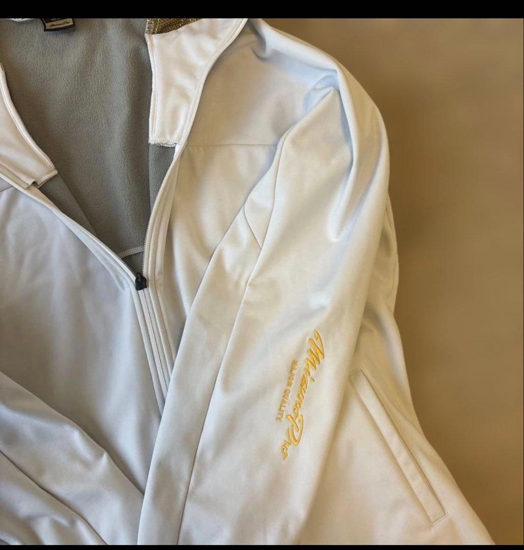 MizunoPro ホワイトフード付きジャケットとブラックトレーニングパンツ