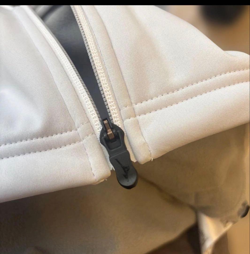 MizunoPro ホワイトフード付きジャケットとブラックトレーニングパンツ