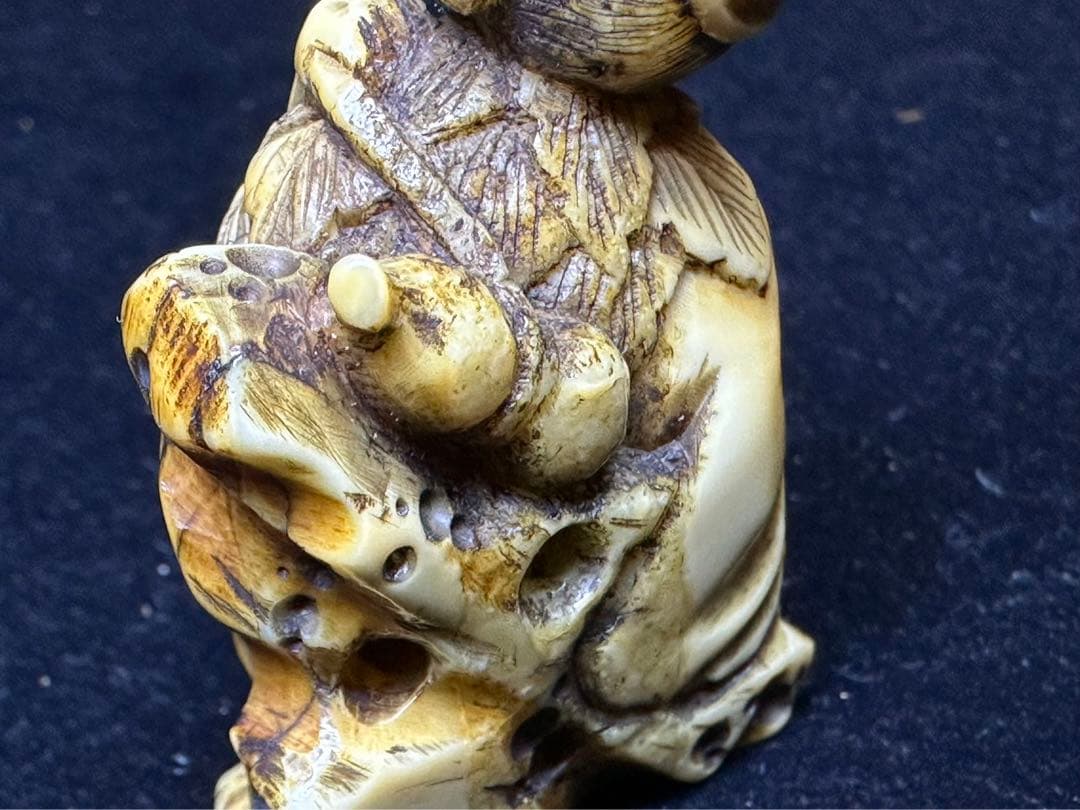 極上　根付　海象　セイウチ　仙人　天然素材　彫刻 置物　細密細工　骨董